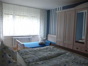 オストゼーバート・カールスハーゲンにあるUns Oellernhuusのベッドと大きな窓のある寝室 +6枚の写真