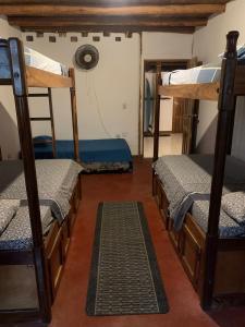 La AlbinaにあるPopoyo Surf House Guasacateの家の中の二段ベッド4台が備わる部屋