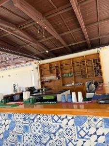 アズ・シーファーにあるVilla La Mer Sifahのタイル張りの床にカウンターがある広い部屋