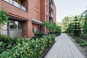 een stoep voor een bakstenen gebouw bij Scala City Center Apartments with Parking by Lion Apartments in Gdańsk