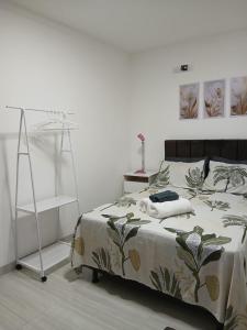 クルーズ・ダス・アルマスにあるFlat Centralのベッドルーム(ベッド1台、棚付)