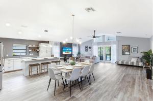 Køkken eller tekøkken på Naples Bungalow 4 min from the BEACH!