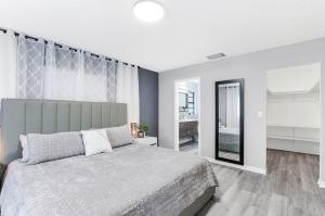 En eller flere senge i et værelse på Naples Bungalow 4 min from the BEACH! + 25 billeder