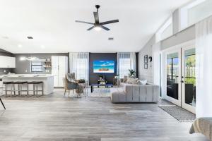 Et tv og/eller underholdning på Naples Bungalow 4 min from the BEACH!