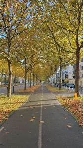 eine leere Straße mit Bäumen im Herbst in der Unterkunft Paris Home in Bussy-Saint-Georges + 13 Fotos