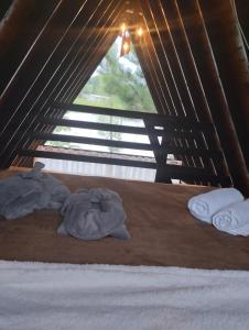 カンポ・アレグレにあるChalé do lagoの屋根裏部屋のベッドにタオルが敷いてある
