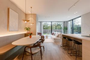 eine Küche und ein Wohnzimmer mit Tisch und Stühlen in der Unterkunft Warm family home by the sea - Villa La Madrague in Oostduinkerke-Bad