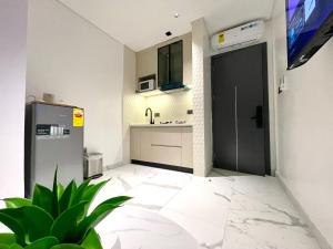 Cozy 1-bedroom Apartment , East Legon- 10 Minutes to Kotoka Intl Airport في آكرا: مطبخ مع حوض وثلاجة +4 صور