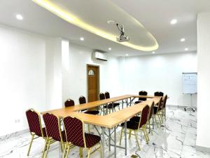 Konferenční prostory v ubytování Cozy 1-bedroom Apartment , East Legon- 10 Minutes to Kotoka Intl Airport