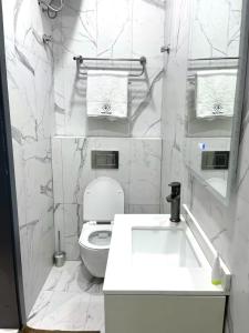 Koupelna v ubytování Cozy 1-bedroom Apartment , East Legon- 10 Minutes to Kotoka Intl Airport