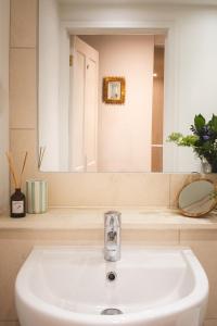 Et badeværelse på Boutique Retreat in Central Bath + 15 billeder