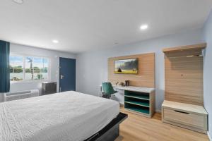 Giường trong phòng chung tại Travelodge by Wyndham Fairplex Pomona