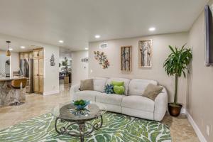 TV a/nebo společenská místnost v ubytování Luxe Family Home in Bonita with Private Pool and Spa!