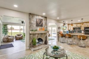 Kuchyň nebo kuchyňský kout v ubytování Luxe Family Home in Bonita with Private Pool and Spa!