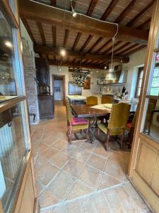 una cucina e una sala da pranzo con tavolo e sedie di Casa al Vento a Talla