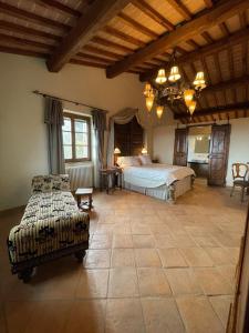 una grande camera da letto con un letto e un lampadario a braccio di Casa al Vento a Talla