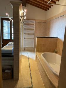 un bagno con vasca e lavandino di Casa al Vento a Talla