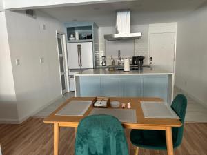 Η κουζίνα ή μικρή κουζίνα στο 2 Private Bedroom in a 3 Bedroom Condo