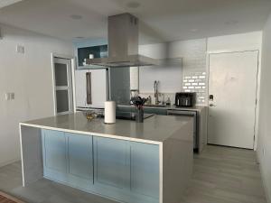 Η κουζίνα ή μικρή κουζίνα στο 2 Private Bedroom in a 3 Bedroom Condo