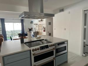 Η κουζίνα ή μικρή κουζίνα στο 2 Private Bedroom in a 3 Bedroom Condo