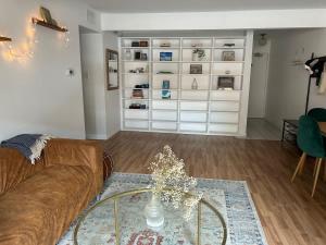 Χώρος καθιστικού στο 2 Private Bedroom in a 3 Bedroom Condo