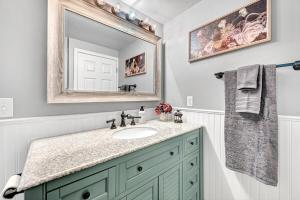 une salle de bain avec un lavabo et un miroir dans l'établissement The Oak Cottage, à Siloam Springs 13 autres photos