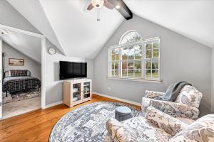 un salon avec un canapé et une télévision dans l'établissement The Oak Cottage, à Siloam Springs