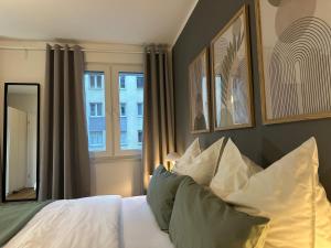 En eller flere senge i et værelse på Modernes City Apartment + 19 billeder