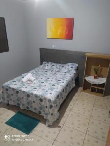 Cianorteにあるcasa para seu descansoのベッドとテーブルのある小さな寝室