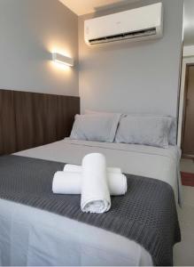 a hotel room with two beds with towels on them at Apartamento na Praia dos Carneiros a 250m do mar in Tamandaré