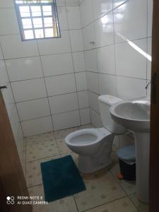 Cianorteにあるcasa para seu descansoのトイレと洗面台のあるバスルーム
