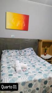 Cianorteにあるcasa para seu descansoのベッド(青と白の掛け布団付) +8枚の写真