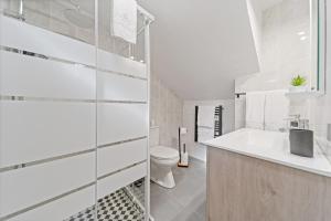 une salle de bains blanche avec toilettes et lavabo dans l'établissement Mountain View Cottage, à Seixal