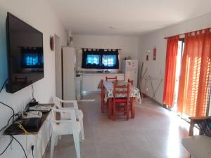 a kitchen and dining room with a table and chairs at Alojamiento El Pucará in San Antonio de Arredondo