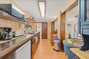 une cuisine avec un comptoir et un salon dans l'établissement Mountain View Cottage, à Seixal 23 autres photos