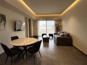 a living room with a table and a couch at Hotel Suites Regente Cholula in Cholula