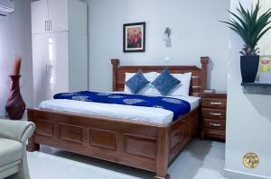 Postel nebo postele na pokoji v ubytování Cozy 1-bedroom Apartment , East Legon- 10 Minutes to Kotoka Intl Airport + 6 fotografií