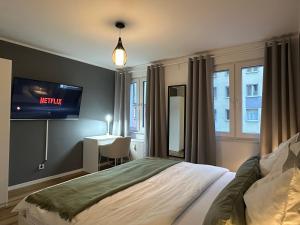 En eller flere senge i et værelse på Modernes City Apartment