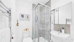カウズにある30 Union Roadのシャワーと洗面台を備えた白いバスルーム +23枚の写真