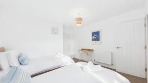 カウズにある30 Union Roadの白い壁の部屋にベッドが2つある