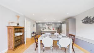 カウズにある30 Union Roadのテーブルと椅子のあるキッチンとダイニングルーム