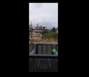 Blick aus einem Fenster eines Gebäudes mit grünem Licht in der Unterkunft Apartamento Praia do Sonho - Seu Refúgio Perfeito! in Palhoça