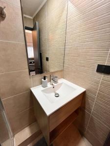 a bathroom with a sink and a mirror at Refugio Valdiviano - Tu descanso junto al rio in El Cerrillo