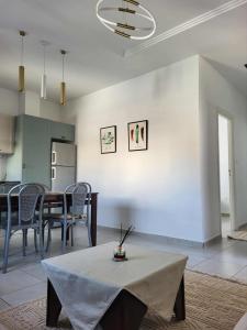 een keuken en eetkamer met een tafel en stoelen bij Dorra house in La Marsa