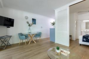 Μια τηλεόραση ή/και κέντρο ψυχαγωγίας στο Apartment 2 @ Ocean Palms Apartments