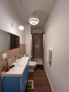 une salle de bain avec un lavabo, des toilettes et une douche dans l'établissement Nouveau - Élégants appartements rénovés en centre-ville, à Aubenas