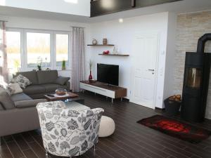 a living room with a couch and a tv at Villa Kiek Ut in Trent