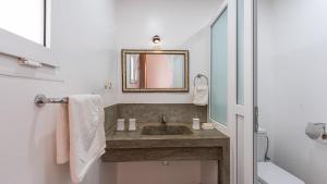 een badkamer met een wastafel en een spiegel bij Auberge Azul Ifni in Sidi Ifni +50 foto's