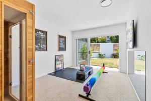 d'un salon avec une grande porte coulissante en verre. dans l'établissement Luxe at Alex - Your Coastal Retreat Awaits, à Alexandra Headland