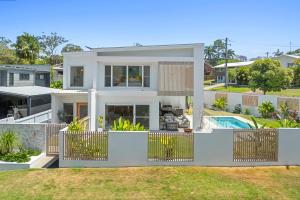 une image d'une maison avec piscine dans l'établissement Luxe at Alex - Your Coastal Retreat Awaits, à Alexandra Headland